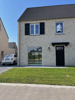 <div>Nieuwbouwwoning (halfopen bebouwing) omvat inkomhal met gastentoilet, woonkamer met open ingerichte keuken, berging/wasplaats, nachthal, badkamer (dubbel lavabomeubel, douche, ligbad en toilet), 3 slaapkamers, bergzolder, autostaanplaats en een tuin met terras en tuinberging.</div><div>De woning is opgeschilderd en voorzien van lichtarmaturen.</div><div> </div><div>Geen huisdieren toegelaten!</div><div><br /><br /> </div>