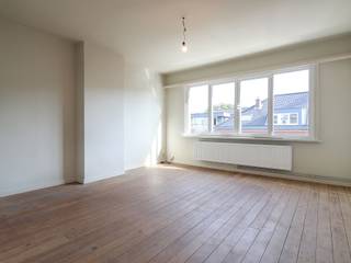 <p><span>Bezoek mogelijk na aanmaak huurdersprofiel via: </span>https://onid.mijnhuurprofiel.be/property/37de554b-5221-4fc0-8bd5-72ef438862ed</p><p><br /></p><p><span>Op nog geen minuut van het station en pal in het centrum van Boechout vind je op de tweede verdieping (geen lift) van een </span><strong>kleinschalig </strong><span>gebouw, dit leuk appartement (75 m²) terug. Van zodra je het appartement binnenkomt valt je oog meteen op de charmante houten vloer. Deze werd over heel het appartement behouden. Indeling: Inkomhal - woonkamer - keuken - 2 slaapkamers - badkamer en een </span><strong>terras</strong><span>. Het appartement werd door de jaren heen gerenoveerd en voorzien van hoogrendementsbeglazing, splinternieuwe condensatieketel, etc... .</span></p><p><span>De huurprijs is </span><strong>exclusief </strong><span>een kostenprovisie van 35 euro per maand.</span></p><ul><li><span>Centraal gelegen appartement</span></li><li><span>Kleinschalig gebouw</span></li><li><span>Terras aanwezig</span></li></ul>