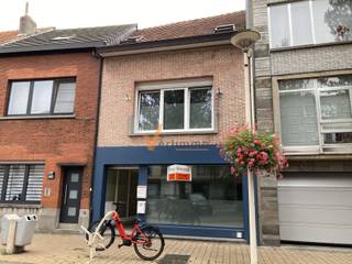 <p><span>AANTREKKELIJK COMMERCIEEL PAND IN SCHOTEN</span></p><p><span> </span></p><p><span>Dit veelzijdige handelsgelijkvloers is gelegen in het hart van Schoten, op een uitstekende locatie met goede zichtbaarheid en bereikbaarheid. Het pand biedt ideale mogelijkheden voor diverse commerciële doeleinden en is perfect geschikt voor ondernemers die een goed gepositioneerd handelspand zoeken.</span></p><p><span> </span></p><p><span>Het pand beschikt over een ruime winkelruimte aan de voorzijde met grote raampartijen die veel natuurlijk licht binnenlaten en uitnodigende etalagepresentatie mogelijk maken. </span></p><p><span> </span></p><p><span>Aan de achterzijde vindt u een goed uitgeruste backoffice zone met praktische voorzieningen, waaronder een kitchenette met waterpunt en kasten. Deze ruimte is ideaal voor administratie, voorraadbeheer en personeelsfaciliteiten.</span></p><p><span> </span></p><p><span>Een aanzienlijk voordeel is de beschikking over een garage. Dit biedt extra mogelijkheden voor opslag of voertuigenparking. </span></p><p><span> </span></p><p><span>- </span><span>onmiddellijk beschikbaar</span></p>