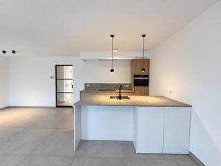 Deze stijlvolle woning uit 2023 bevindt zich in een rustige, doodlopende straat in Rotselaar. Dankzij de moderne afwerking, de uitstekende energieprestatie en de aangename tuin geniet u hier van comfortabel en zorgeloos wonen. Winkels, scholen, openbaar vervoer, Sportoase en de E314 bevinden zich op korte afstand.<br /><br />Op het gelijkvloers wordt u verwelkomd in de inkomhal met apart toilet. De woning beschikt over een leefruimte met volledig uitgeruste open keuken. Een groot schuifraam zorgt voor veel natuurlijk licht en biedt rechtstreeks toegang tot het terras en de volledig omheinde tuin. Daarnaast zijn er twee praktische bergruimtes, waarvan één voorzien is van aansluitingen voor een wasmachine en droogkast. Op de eerste verdieping bevinden zich drie slaapkamers, een apart toilet en een moderne badkamer met zowel een ligbad als een inloopdouche.<br /><br />Met een uitzonderlijke energiescore van -17 kWh/m² per jaar (EPC-label A+) is deze woning uiterst energiezuinig. Vloerverwarming in combinatie met een warmtepomp en zonnepanelen zorgt voor een aangenaam binnenklimaat en bijzonder lage energiekosten.<br /><br />Beschikbaarheid: Onmiddellijk beschikbaar<br />Huurprijs: € 1.600 per maand<br /><br />Interesse? Neem contact op met Thomas via +32 499 22 99 24 of thomas@sophimo.be.