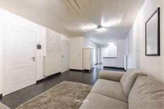 Bent u op zoek naar een instapklare woning op een centrale ligging? Dan is deze woning in het centrum van Hamme zeker een bezoek waard!<br /><br />Op het gelijkvloers beschikt de woning over een inkomhal van 3 m², een apart toilet, een bureauruimte van 5 m² en een aangename woonkamer met open, geïnstalleerde keuken van 30 m². Aansluitend aan de keuken bevindt zich een praktische berging van 4 m².<br /><br />De badkamer bevindt zich eveneens op het gelijkvloers en is uitgerust met een wastafel en inloopdouche.<br /><br />Op de eerste verdieping bevinden zich drie slaapkamers van respectievelijk 8 m², 6 m² en 12,5 m².<br /><br />Troeven van deze woning:<br />- Vernieuwde ramen<br />- 6 gekeurde zonnepanelen<br />- Centrale verwarming op aardgas<br />- Rookmelders aanwezig<br />- Geïnstalleerde keuken<br />- EPC-label C<br />- Centrum Hamme met alles in de buurt<br /><br />De woning is momenteel verhuurd met huurcontract.<br /><br />Een praktische woning met drie slaapkamers, een gelijkvloerse badkamer en een centrale ligging in Hamme. Ideaal voor wie op zoek is naar een woning die zonder grote renovatiewerken kan worden betrokken.<br /><br />Interesse om deze woning te ontdekken? Neem dan contact op via felix@uw-huis.be of bel ons kantoor tijdens de kantooruren op 052 46 38 03.