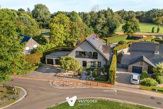 <p><span><span>Zeer ruime, gerenoveerde woning op TOP-ligging!</span></span></p><p><span><span> </span></span></p><p><span><span>Belangrijkste troeven:</span></span></p><p><span><span>- Ideale ligging: nabij centrum en groene omgeving achteraan en zicht op kanaal vooraan</span></span></p><p><span><span>- Recent gerenoveerd en volledig instapklaar</span></span></p><p><span><span>- Zeer ruime woning van ca 300m2 met 6 kamers</span></span></p><p><span><span>- Op zolder zijn nog extra kamers afgewerkt</span></span></p><p><span><span>- Gelijkvloers wonen mogelijk dankzij gelijkvloerse kamers en badkamer</span></span></p><p><span><span>- Op 1e verdieping 4 ruime kamers en 2e badkamer</span></span></p><p><span><span>- 2 slaapkamers met ruim dakterras met prachtig zicht op kanaal</span></span></p><p><span><span>- Extra's: elektrische rolluiken, volledig kruipruimte, ...</span></span></p><p><span><span>- Enorm veel opties: thuiskantoor, praktijkruimte, kangoeroewoning...</span></span></p><p><span><span>- Ruime zuidgericht tuin met overdekt verwarmd terras, dubbele garage...</span></span></p><p><span><span>- Tevens bijgebouw aanwezig met 4-persoonssauna en 2-persoons infraroodsauna</span></span></p><p><span><span> </span></span></p><p><span><i><span>Bekijk zeker ook de grondplannen met de afmetingen. Zo krijgt u van thuis uit al een perfect beeld van wat deze woning te bieden heeft!</span></i></span></p><p><span><span>Wenst u meer info of een vrijblijvende bezichtiging, contacteer dan ons kantoor op het nummer 014 39 99 99 en wij helpen u graag verder.</span></span></p>