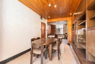 <p>Te renoveren woning met ruime tuin in een rustige woonwijk in Oostende<br /><br />Bent u op zoek naar een woning om volledig naar eigen smaak te renoveren? Dan biedt deze charmante woning in de Guido Gezellestraat een uitstekende kans. Gelegen in een rustige en residentiële woonwijk beschikt deze woning over een ruime tuin van 145 m² en tal van mogelijkheden om er uw ideale thuis van te maken.</p>
<p>De ligging combineert rust met een vlotte bereikbaarheid. Scholen, openbaar vervoer, een park, het ziekenhuis en belangrijke invalswegen bevinden zich op korte afstand. De woning beschikt momenteel over twee volwaardige slaapkamers en een ruime zolder van 25 m², die de mogelijkheid biedt om op te splitsen in twee extra volwaardige kamers, ideaal voor een groter gezin of wie extra ruimte wenst.</p>
<p>Belangrijkste ruimtes:<br />• Inkomhal met toegang tot de leefruimtes<br />• Gezellige woonkamer met aansluitende eetkamer<br />• Eetkamer met ingemaakte kasten<br />• Functionele keuken<br />• Berging met aansluiting voor wasmachine<br />• Badkamer met ligbad en enkele wastafel in meubel<br />• Apart toilet<br />• Slaapkamer van 22 m²<br />• Slaapkamer van 12 m²<br />• Zolder van 25 m²<br />• Ruime tuin van 145 m²</p>
<p>Troeven:<br />• Te renoveren woning met tal van mogelijkheden<br />• Mogelijkheid om de zolder op te splitsen in twee extra volwaardige kamers<br />• Ruime tuin van 145 m²<br />• Rustige en residentiële woonwijk nabij alle voorzieningen</p>
<p>Neem vandaag nog contact op met uw ERA-makelaar voor een bezoek.</p>
<p>JOUW DROOMHUIS. ZO GEVONDEN!</p>