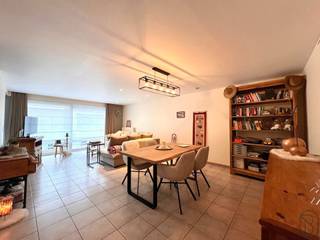 BUITENKANS! RUIM luxe APPARTEMENT met TERRAS, 2 SLK op de 1e verdieping met uitzicht op het gezellige centrum van Oostrozebeke. PERFECT...