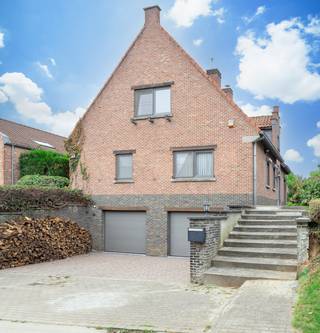 <p>Spacieuse villa prête à habiter avec double garage et jardin orienté ouest à Relegem, Asse.</p><p>Située dans une rue calme à Relegem, cette villa soignée offre tout le confort, un double garage et un beau jardin profond.<br />Depuis le hall d'entrée majestueux avec coin vestiaire et WC invités, on accède à la maison. Au rez-de-chaussée, un spacieux séjour avec vue sur le jardin, une cuisine séparée avec plan de travail en pierre naturelle et appareils encastrés de qualité, une première chambre spacieuse et une salle de bains soignée.</p><p>L'élégant escalier en bois mène au premier étage avec deux très grandes chambres dont une avec armoires intégrées et bureau, un WC séparé et une salle de douche supplémentaire.</p><p>Le grand double garage est accessible depuis la cuisine ou via les deux portes de garage, complété par un espace cave supplémentaire. Le jardin est orienté ouest, offrant une exposition idéale l'après-midi et en soirée, tout comme le beau et spacieux jardin.</p><p>La maison est prête à habiter et a déjà bénéficié de panneaux photovoltaïques, chauffe-eau solaire, volets roulants électriques, chaudière à condensation, salles de bains rénovées et plus encore.</p><p>Ce bien bénéficie d'une situation calme avec une liaison facile vers Bruxelles. Commerces, écoles, transports en commun et grands axes sont facilement accessibles.</p><p>PEB label C <br />278 kWh/m²an<br />Installation électrique conforme RGIE.</p>