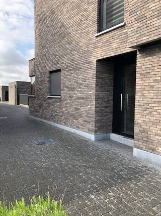 Prachtig appartement gelegen op de 2e en 3e verdieping van dit recente gebouw.<br /><br />Deze duplex omvat: inkomhal, vestiaire, toilet, leefruimte, volledig uitgeruste keuken met aansluitend een berging, nachthal, 2 slaapkamers, badkamer (dubbel lavabomeubel met spiegelkasten, kolomkast, toilet, ligbad én inloopdouche), alsook een terrasje vooraan. Eveneens individuele garage inbegrepen.<br /><br />Geschikt voor max. 2 volwassenen en 1 kind.<br />Huisdieren niet toegelaten.<br /><br /> 