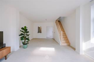 <p><span>GHENT - Maison rénovée de qualité au cœur de Gand</span></p><p><span> </span></p><p><span>Vous êtes à la recherche d'une maison rénovée et lumineuse au cœur de Gand ? </span></p><p><span> </span></p><p><span>Atouts principaux :</span></p><ul><li><span>Matériaux de qualité et finitions de haute qualité</span></li><li><span>garage intérieur</span></li><li><span>Grenier et cave sèche disponibles</span></li><li><span>Idéal pour l'investissement et l'occupation personnelle</span></li><li><span>Design intemporel et élégant</span></li><li><span>Pièces lumineuses grâce aux grandes fenêtres et aux hauts plafonds</span></li><li><span>Label énergétique EPC B</span></li><li><span>Chambres à coucher complètes</span></li><li><span>Accès facile au centre-ville, aux magasins et aux transports publics</span></li><li><span>espace extérieur agréable avec terrasse de toit autorisée</span></li></ul><p><span> </span></p><p><span> </span></p><p><span>Disposition :</span></p><p><span>Hall d'entrée avec connexion à la cuisine, garage intérieur avec connexion à la machine à laver</span></p><p><span>espace de vie lumineux</span></p><p><span>premier étage avec accès à la terrasse sur le toit, salle de bains (avec double lavabo et douche), dressing/première chambre à coucher, deuxième chambre à coucher</span></p><p><span>deuxième étage : deux chambres à coucher de taille normale</span></p><p><span>étage mansardé</span></p><p><span> </span></p><p><span> </span></p><p><span>Les grandes fenêtres offrent une abondance de lumière naturelle et une sensation d'ouverture sur le jardin verdoyant.</span></p><p><span> </span></p><p><span>Contactez l'agence immobilière Axel Lenaerts pour une visite : 09 245 24 24 ou zoe@axellenaerts.be</span></p><p><span> </span></p>