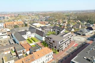 Residentie I'Capella wordt gebouwd op een <span><strong>unieke locatie</strong></span> in het <span><strong>centrum van Izegem</strong></span>. <br /><span><strong>Geniet van het verlaagde btw tarief van 6%*</strong></span><br />Aan de ene zijde van het gebouw vinden we de rust en het groen rond het oude klooster de Pélichy, aan de andere kant vinden we het bruisende centrum van Izegem. Op de gelijkvloerse verdieping worden 2 commerciële ruimtes/kantoorruimtes voorzien. Op de eerste en tweede verdieping vinden we een divers aanbod van 1, 2 en 3 slaapkamerappartementen.<br />Dit luxueus 3 slaapkamer appartement met prachtige terrassen wordt standaard voorzien van <span><strong>vloerverwarming</strong></span> aangestuurd door middel van een <span><strong>warmtepomp</strong></span> met grondboringen, <span><strong>vloerkoeling</strong></span> in de zomer, <span><strong>individuele zonnepanelen</strong></span>, ventilatiesysteem type D, domotica voorziening, <span><strong>maatkeuken</strong></span> voorzien van alle toestellen met een <span><strong>natuurstenen werkblad</strong></span>, volledig <span><strong>uitgeruste badkamer </strong></span>met o.a. een <span><strong>inloopdouche</strong></span>. <br /><br />De afwerking kan nog volledig op maat gebeuren. <br />Bruto-oppervlakte: 170 m² / terrassen: 79 m²<br />Voor een optimaal comfort is er de mogelijkheid om in de kelderverdieping garages en staanplaatsen.<br />Inbegrepen in de prijs is een afgesloten fietsberging op de gelijkvloerse verdieping. <br /><span><strong>E-peil : 20</strong></span> / Prijs excl. btw en registratiebelastingen<br /><span><strong>BTW van 6% onder voorwaarden</strong></span><br /><br />Voor meer informatie over dit project of voor <span><strong>bezoek</strong></span> aan <span><strong>ons</strong></span> <span><strong>kijkappartement</strong></span>, contacteer Bouw Bossu vrijblijvend op het nummer 0496 101 201 – www.icapella.be / www.bouwbossu.be<br />