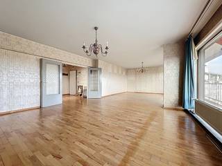 <p>🏙️ <strong>Te koop: 2 units uitzonderlijk gelegen in de Tour Brusilia – Avenue Louis Bertrand 100, Schaarbeek</strong></p>
<p>Uitzicht op Parc Josaphat – 7e verdieping – Grote terrassen – Volledig te renoveren</p>
<p>Een zeldzame kans in het hart van <strong>Schaarbeek</strong>: twee units op de <strong>7e verdieping van de Tour Brusilia</strong>, met een panoramisch uitzicht op <strong>Parc Josaphat</strong>.<br />De panden zijn volledig <strong>in originele staat (1974)</strong> en vereisen een volledige renovatie, wat een enorm potentieel biedt voor een persoonlijk project of een hoogwaardig investeringsproject.</p>
<p>🏡 <strong>Unit 1: Groot appartement met 4 slaapkamers – Terrassen & ruime volumes</strong><br />Dit doorzonappartement, vol licht, biedt royale ruimtes en een ideale basis voor een volledige renovatie.<br />Indeling:</p>
<ul>
<li>
<p>4 slaapkamers</p>
</li>
<li>
<p>Grote woonkamer/eetkamer met vrij uitzicht</p>
</li>
<li>
<p>Keuken opnieuw in te richten</p>
</li>
<li>
<p>2 badkamers (bad + douche)</p>
</li>
<li>
<p>Groot terras met panoramisch uitzicht op Parc Josaphat</p>
</li>
</ul>
<p>🏢 <strong>Unit 2: Studio met groot terras – Direct uitzicht op het park</strong><br />Op dezelfde verdieping:</p>
<ul>
<li>
<p>Lichte leefruimte</p>
</li>
<li>
<p>Keuken te installeren</p>
</li>
<li>
<p>Badkamer</p>
</li>
<li>
<p>Groot terras met uitzicht over Parc Josaphat</p>
</li>
</ul>
<p>Perfect voor investering of pied-à-terre.</p>
<p>🌳 <strong>Avenue Louis Bertrand – Premium locatie</strong><br />Op korte afstand van Parc Josaphat, openbaar vervoer, winkels, scholen, Meiser en Diamant.<br />Zeer gewilde locatie met combinatie van toegankelijkheid, uitzicht en buurtleven.</p>
<p><strong>EPC C</strong><br />Elektriciteit niet conform</p>
<p>💼 <strong>Dubbele opportuniteit: twee units op dezelfde verdieping</strong><br />Mogelijkheden:</p>
<ul>
<li>
<p>Familieproject</p>
</li>
<li>
<p>Investering + eigen bewoning</p>
</li>
<li>
<p>Mogelijke samenvoeging tot zeer groot appartement</p>
</li>
<li>
<p>Studio als bijkomende opbrengst</p>
</li>
</ul>
<p>📞 <strong>Contact – Arthur Reynier</strong><br />Vastgoedagent – We Invest Europe<br />📧 arthur.reynier@weinvest.be<span></span><br />📱 0479 94 92 71</p>
<p>🔎 Ontdek andere beschikbare panden in Schaarbeek: <strong>www.weinvest.be</strong></p>