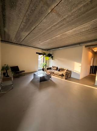 <p>Dit prachtig gerenoveerde appartement op het gelijkvloers biedt een perfecte balans tussen een strak modern interieur en warme industriële accenten.  In een fijne rustige buurt omgeven door groen en een eigen tuin maakt het appartement uitzonderlijk.</p><p>Alle ruimtes zijn voorzien van een naadloze grijze gietvloer, betonnen plafonds, matzwarte stalen profielen en zichtbare designluchtkanalen waardoor een unieke karaktervolle woonstijl wordt verkregen.<br />Vanuit de centrale inkomhal bereik je de royale open leefruimte met een cosy zithoek, eetruimte en stijlvolle open keuken. Via een zeer grote raampartij in de keuken bereik je het mooie inpandige terras en de prive tuin van het appartement.</p><p>De beide slaapkamers zijn ruim en een natuurlijke licht inval geeft  juist dat tikkeltje extra om wakker te worden in een oase van rust. De tweede slaapkamer sluit aan op de living met nog  een aparte doorgang naar terras en de tuin.</p><p>De badkamer is een luxe van grootte.  Deze geeft een whauw gevoel door de uitermate grote douche, comfort en afwerking.  Waar toch nog ruimte is voor een persoonlijke touch in te brengen. Toilet is afzonderlijk wat altijd aangenaam is als je gasten ontvangt.</p><p>Dit appartement is ook energiezuinig door de aanwezigheid van zonnepanelen en warmtepomp waardoor het de ultieme match voor liefhebbers van ecologie, design, modern wonen, industriële architectuur.</p><p><br /> </p><p>Rechtstreeks van eigenaar te koop.</p><p>Bel gerust voor meer info en bezichtiging  0456 83 87 68<br /> </p>