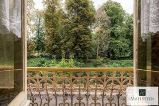 Neoclassicistische rijwoning, gelegen op een absolute toplocatie aan de buitenzijde in Brugge. De ligging aan de rand van de Brugse Vesten zorgt ervoor dat de levendigheid van het stadsleven perfect combineert met het groene karakter van de omgeving en daar bovenop een vlotte verbinding naar de autostrade. Het huis dateert van begin de jaren 1900 en kan mits een doordachte renovatie zijn volledige grandeur terug krijgen. Een prachtige gevel in samenspel met de hoge plafonds en veel lichtinval zullen u absoluut verbazen.<br /><br />Samenstelling: <br />Het gelijkvloers omvat op vandaag het volledige leefgedeelte, salon - eetplaats - keuken met aansluitende wasplaats - het terras en de tuin met berging. Tevens vindt u hier ook een bijkomende berging onder de trap. <br />Op het eerste verdiep (het bel-étage niveau) vinden we op vandaag 2 slaapkamers waarvan 1 met terras aan de tuinzijde en 1 met een balkon en prachtig uitzicht op de Vesten. Dit verdiep zou een adembenemende woonruimte kunnen worden. <br />Op het tweede verdiep is de badkamer en een 3de slaapkamer. <br />Het derde verdiep bestaat uit de 4de en 5de slaapkamer. <br />Via een vaste trap bereiken we de ruime zolder.<br /><br />Dit is het ideale project voor wie droomt van een historische en karaktervolle woning in Brugge, met ruimte, licht en een uitzonderlijke locatie.<br /><br />Neem contact met me op voor al uw vragen of om een vrijblijvend en persoonlijk bezoek ter plaatse vast te leggen (7 dagen op 7): 0478 93 72 00 of maxime@maelsteen.be