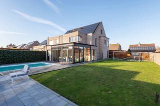 EXCLUSIEVE PASTORIJWONING IN MINDERHOUTDeze hoogwaardig afgewerkte pastorijwoning is gelegen op een zuidgericht perceel in een rustige, residentiële...