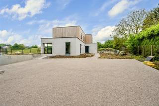 <p><span>Ontdek deze sublieme nieuwbouw 3-gevel villa, gelegen in de charmante Mijnwerkersstraat 17, in het landelijke Zottegem. </span><br /><span>Deze moderne woning biedt alles wat u zoekt: energiezuinig, licht en een adembenemend uitzicht.</span><br /><span>Indeling: </span><br /><span>Inkomhal met gastentoilet</span><br /><span>Lichtrijke leefruimte met zithoek en eetplaats. </span><br /><span>Moderne open keuken met hoogwaardige toestellen van Zanussi en een inductiefornuis van Novy met geïntegreerde afzuiging.</span><br /><span>Bergruimte met wasruimte. En extra bergruimte onder de trap.</span><br /><span>1e verdiep: 3 ruime slpks, bureau corner en bdk met inloopdouche, wastafel en 2e toilet.</span><br /><span>De woning heeft nu een aangelegde tuin met afzonderlijke tuinberging, ideaal voor al uw tuinmateriaal of als veilige opslagplaats voor fietsen. Er zijn 2 parkeerplaatsen voor de deur.</span><br /><span>De woning beschikt over 15 zonnepanelen en een omvormer met een vermogen van 7500W, wat zorgt voor een zeer lage energierekening. Ook is er regenwaterrecuperatie via een regenwaterput van maar liefst 15.000 liter. Naast de zonnepanelen en regenwaterput is er ook een warmtepomp, een voorziening voor een laadpaal, en een regelbaar Vasco-ventilatiesysteem, wat deze woning uiterst energiezuinig en comfortabel maakt.</span><br /><span>Deze topwoning is ideaal gelegen op een korte afstand van winkels, scholen en openbaar vervoer, en bevindt zich slechts 15 km van de autosnelweg. Een woning als deze komt zelden op de markt!</span><br /><span>Huurprijs: 1.350 + €100/maand voor nutsvoorzieningen. G-score: A / P-score: A</span><br /><span>IMMO ZONE RHODELAND - ANNELEEN WAEREMOES  0472/22 25 22</span></p>