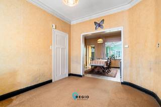 <p><strong>Te renoveren rijwoning met tuin en zicht op agrarisch gebied</strong><br />Centraal gelegen aan de Gaversesteenweg bevindt zich deze te renoveren rijwoning op een <strong>perceel van 249 m</strong>². Een absolute troef is de aangename<strong> tuin van ca. 120 m</strong>², die achteraan grenst aan agrarisch gebied. Hierdoor geniet u van een open en groen zicht vanuit de tuin.<br /><br />De woning beschikt vandaag over een <u>bebouwde oppervlakte van ca. 86 m²</u> en biedt dankzij de bestaande indeling én de aanwezige uitbreidingsmogelijkheden een uitstekende basis om een comfortabele en hedendaagse gezinswoning te creëren.<br /><u>De ligging is bijzonder praktisch</u>: winkels, scholen en ontspanningsmogelijkheden bevinden zich vlot in de omgeving. Daarnaast geniet u van een goede bereikbaarheid naar de belangrijkste toegangswegen, de autosnelwegen en omliggende industriezones.<br /><br />Op het<strong> </strong><u><strong>gelijkvloers</strong></u> vinden we een inkomhal, een aangename leefruimte met eet- en zithoek die mooi met elkaar in verbinding staan, en een compacte keuken. Via de veranda bereikt u de bergruimte en het afzonderlijke toilet. Mits een herindeling van de achterbouw zijn hier mooie <strong>mogelijkheden om een ruime, moderne keuken met zicht op de tuin en een comfortabele badkamer te realiseren</strong>.<br />De <strong><u>eerste verdieping</u></strong> omvat drie slaapkamers: twee volwaardige slaapkamers en een kleinere kamer die ideaal kan worden ingericht als kinderkamer, bureau of dressing.<br />Een bijkomende troef is de vaste trap naar de <u><strong>zolderverdieping</strong></u>. Mits de nodige afwerking en isolatiewerken kan deze verdieping mee geïntegreerd worden in de bewoonbare oppervlakte, waardoor extra leef- of slaapruimte ontstaat.<br />Het dak is momenteel nog niet voorzien van onderdak of isolatie, wat meteen ruimte biedt om de woning energetisch en technisch volledig naar de hedendaagse normen te brengen.<br />Kortom: een <em><strong>interessante renovatiekans </strong></em>voor wie op zoek is naar een <u>centraal gelegen woning met tuin, uitbreidingsmogelijkheden en</u> <u>een groen uitzicht achteraan.</u> Voor de woning is bovendien parkeergelegenheid aanwezig.<br /><strong>Een woning met veel potentieel en mogelijkheden om volledig naar eigen smaak en behoeften te renoveren!</strong><br /><strong>Interesse?</strong> Vraag het volledige verkoopdossier aan via <strong>Lindsay@regiovastgoed.be</strong> of via <strong>0476/83.47.74</strong> en ontdek zelf alle troeven van dit renovatieproject.</p>