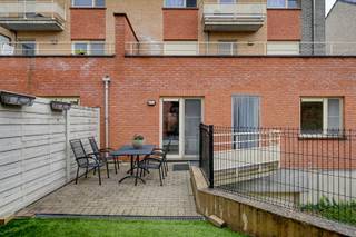In het centrum van Zolder vinden we in de Pastoor Sakstraat dit geweldige appartement terug.<br />Bij het binnenkomen merk je meteen dat dit appartement met oog voor detail werd afgewerkt.<br />Overal werd er gewerkt met parket, de keuken is voorzien van de beste toestellen, designverlichting, ...<br />Het appartement heeft een ruime living met open keuken, een apart gastentoilet, een berging, een badkamer met toilet, drie slaapkamers en twee terrassen.<br />Ondergronds is er een garagebox.<br />Wil je dit appartement graag bezichtigen? Bel dan gerust op het nummer 0491 15 30 43 of mail naar hallo@nielsvastgoed.be <br />Ik help je graag verder.