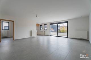 Dit aangename appartement is gelegen op de eerste verdieping van een verzorgd gebouw en combineert comfort met energiezuinig wonen.
Het beschikt over twee slaapkamers (13 m² en 8 m²). De open keuken sluit mooi aan op de lichtrijke leefruimte, wat zorgt voor een gezellige en open sfeer.
Daarnaast is er een grote berging, handig voor extra opbergruimte, en een badkamer met douche. Buiten vind je een terras, perfect om even tot rust te komen.
Een ideaal appartement voor wie comfortabel en energiezuinig wil wonen!