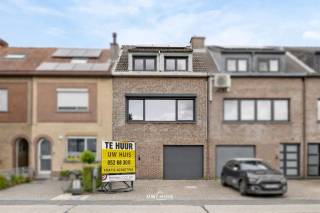Bent u opzoek naar een instapklare én energiezuinige woning met drie slaapkamers, zolder, tuin én garage in Sint-Niklaas? Lees en kijk dan snel even verder!<br />Deze woning is gelegen in een rustige wijk te Sint-Niklaas. Scholen, winkels en het openbaar vervoer zijn vlakbij. Deze woning heeft een gunstige EPC-waarde met label A (!). Deze woning is voorzien van rolluiken én zonnepalen met een thuisbatterij. Deze woning heeft een bewoonbare oppervlakte van ca. 163 m2. Deze woning is ideaal voor een gezin met kind(eren). <br />Indeling:
Inkomhal met rechtstreeks toegang tot de inpandige garage. Berging/wasplaats met aansluiting voor het wasmachine en de droogkast (incl. een douche). De benedenverdieping geeft rechtstreeks toegang tot de gezellige tuin achteraan, waar u in alle rust kan genieten met familie en vrienden. Op de eerste verdieping is er een lichtrijke leefruimte met deels open keuken. De keuken is volledig uitgerust met alle nodige voorzieningen. Aansluitend is er een veranda met rechtstreeks toegang tot de gezellige tuin achteraan. Op de tweede verdieping zijn er drie volwaardige slaapkamers aanwezig. Een badkamer met ligbad, lavabomeubel en toilet. Een praktische zolderverdieping (met voldoende opbergruimte). <br />Deze instapklare - ruime én energiezuinige woning is vrij vanaf 1 april 2026.