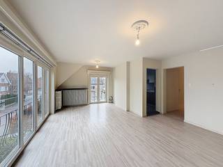 Dit appartement is ontworpen voor wie houdt van ruimte en overzicht. Zodra je de leefruimte binnenstapt, valt de aangename lichtinval op die de...