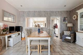 <p><span>Gezellige instapklare starterswoning met oprit en tuintje te Baasrode bij Dendermonde.</span></p><p><span> </span></p><p><span>Deze eigendom is op enkele minuten verwijderd van het centrum van Baasrode, openbaar vervoer en nabij de leuke fiets en wandelroutes nabij de Schelde en Vlassenbroek. </span></p><p><span> </span></p><p><span>Deze gezinswoning is opgetrokken en gebouwd in het jaar </span><span>ca. 1930 </span><span>en grondig gerenoveerd in </span><span>2009</span><span>. </span><span>De woning is gelegen op een gezellig grondperceel van </span><span>2are </span><span>en heeft een bruikbare vloeroppervlakte van </span><span>129 m². </span><span>Deze woning biedt een comfortabele leefruimte en is ideaal voor gezinnen die op zoek zijn naar een aangename woonomgeving.</span></p><p><span> </span></p><p><span>Achter deze instapklare woning schuilt een woning met als indeling een inkomhal, ruime leef- en woonruimte met gezellige gaskachel, verder bevindt er zich een ruime open en duurzame geïnstalleerde keuken voorzien van alle nodige toestellen inclusief groot eiland met eetgedeelte dat volledig is voorzien van een natuursteen tablet.</span></p><p><span> </span></p><p><span>Achteraan is er een moderne ingerichte badkamer voorzien van inloopdouche, meubel en een toilet, alsook is er ook nog een droge kelder voorzien die als berging/wasplaats wordt gebruikt.</span></p><p><span>Op de 1ste verdieping zijn er maar liefst 2 slaapkamers en alsook is er vaste trap voorzien naar de zolderverdieping die ook volledig is afgewerkt als 3e grote volwaardige slaapkamer.</span></p><p><span> </span></p><p><span>Buiten bevindt zich een prachtig aangelegd zonneterras voor de gezellige barbecue avonden met vrienden of familie, alsook een afgewerkt tuinhuis achteraan aanwezig. Als meerwaarde heeft dit </span><span>PARELTJE</span><span> een afzonderlijke aangelegde oprit voor 2 wagens vooraan (geen parkeerproblemen !), alsook biedt deze woning een achteruitweg achteraan wat zeer praktisch is voor eventueel tuinafval of met fietsen weg zou willen.</span></p><p><span> </span></p><p><span>De verwarming is voorzien van accumulerende gaskachel op het gelijkvloers en alsook is er een warmtepomp voorzien met 3 binnen units die passief werken om te verwarmen en koelen voor de warme zomers.</span></p><p><span>Recent is er nog een een nieuwe condensatie ketel geplaatst </span><span>"</span><span>CE HR-TOP van vaillaint </span><span>"</span><span>. </span></p><p><span> </span></p><p><span>Elektriciteit volledig </span><span>CONFORM</span><span> volgens het </span><span>AREI </span><span>| ramen in pvc met dubbel </span><span>HR-glas</span><span> | mooie energiewaarde van </span><span>274 Kwh/m²</span><span> jaar en een </span><span>LABEL C </span><span>waardoor U kan genieten van een laag energieverbruik en ook </span><span>GEEN </span><span>renovatieplicht hebt in deze woning.</span></p><p><span> </span></p><p><span>Aankoop reeds mogelijk met </span><span>2 % registratierechten</span><span> voor eigen bewoning of wie opzoek is naar een opbrengst eigendom met een netto huur </span><span>rendement van 3% </span><span>(Momenteel verhuurd aan een droom huurder voor 863 euro per maand).</span></p><p><span> </span></p><p><span>Vlakbij het centrum van Baasrode (Dorpsplein), bushalte, scholen en winkels. </span><span>AANRADER</span><span> = wees </span><span>SNEL</span><span> !!</span></p><p><span> </span></p><p><span>Voor meer info of een bezoek op onze bezoekdag maak uw afspraak: <span>info@immotwins.be</span></span><span> - 052/55.55.55.</span></p><p><span> </span></p>