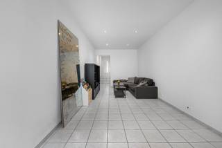 Deze aangename rijwoning geniet van een uitstekende ligging in het centrum van Kortenberg en biedt een mooie combinatie van comfort, ruimte en bereikbaarheid. De woning heeft een bewoonbare oppervlakte van 135 m² en beschikt over twee volledig afgewerkte slaapkamers. Daarnaast is er een ruime zolderverdieping die mits inrichting en afwerking perfect dienst kan doen als derde slaapkamer, hobbyruimte of thuiskantoor.<br />Op het gelijkvloers bevindt zich een living en een grote, volledig uitgeruste keuken met voldoende ruimte om comfortabel te koken en te tafelen. Verder is er een praktische bergruimte met aansluitingen voor wasmachine en droogkast, wat zorgt voor extra gebruiksgemak. De woning beschikt over één badkamer.<br />Achteraan geniet je van een mooi terras en een gezellig tuin. De woning heeft een EPC B zodat deze energiezuinig is. De elektriciteit is enkele jaren geleden volledig vernieuwd zodat deze conform en modern is. Deze woning is dan ook instapklaar. De ligging is zonder twijfel één van de grootste troeven van deze woning. Je woont midden in het centrum van Kortenberg, met winkels (Carrefour, Delhaize, Kruidvat, …) en dagelijkse voorzieningen zoals een slager en een bakker op wandelafstand. Ook een apotheek en dokter zijn op wandelafstand. Daarenboven bevinden zich ook meerdere restaurants, een groot park en het bos van Kortenberg vlakbij. Bovendien zijn er in de omgeving ook veel gratis parkeermogelijkheden. Daarnaast bevinden zich verschillende bushaltes in de buurt en is ook het station van Kortenberg op wandelafstand. Van het station bereik je Leuven in ongeveer 10 minuten en het centrum van Brussel in ongeveer 25 minuten met de trein. Voor gezinnen is er bovendien een crèche en een school op wandelafstand. Deze woning heeft dan ook een mobiscore van 8,6/10. Ook de mensen die liever de auto nemen, genieten van een uitstekende bereikbaarheid. De woning ligt op korte afstand van de op- en afrit van de E40, waardoor Leuven en Brussel vlot bereikbaar zijn.