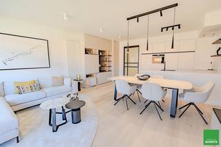 Prachtig appartement met 3 slaapkamers nabij het ZegemeerIndeling:Inkomhall met vestiaire, aparte WC en berging/wasplaats. Ruime leefruimte met veel...