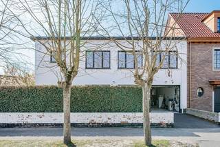 Move-in ready home with a delightful south-facing garden!<br />Looking for a bright, move-in ready home with a sunny garden and prime location in Knokke? This corner house is a true gem.<br />Its biggest asset? A fully south-facing garden that gets sun from morning till evening. Thanks to its corner position, the house enjoys extra daylight and a spacious feel. The garden is low-maintenance – perfect for carefree enjoyment.<br />Tucked away in a quiet, traffic-free street, yet just steps from Knokke’s vibrant center, this home offers peace and proximity all in one.<br />Layout: a bright living room, a large semi-open kitchen with an adjoining pantry and laundry area, with direct access to the garage. Upstairs: 4 bedrooms and 2 bathrooms – ideal for families or anyone who values space.<br />Bonus: in addition to the integrated garage, there’s room for two more cars in front of the house.<br />A home that’s ready to welcome you, renovated in 2017 and the windows are new sinds 2024. Come and experience the sunny vibe and calm charm for yourself.<br /><br />For more information or a site visit, please contact Tine Vandenberghe: T: 0497 53 45 29 or info@Tine.immo