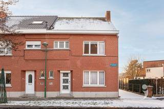 <p><span>Te renoveren halfopen bebouwing gelegen in Wijgmaal</span></p><p><span> </span></p><p><span>Deze woning is gelegen op een uitstekende locatie te Wijgmaal met alle faciliteiten zoals openbaar vervoer, scholen, supermarkten... in de buurt wat resulteert in een uitstekende Mobiscore van 8,1/10!</span></p><p><span>De woning is gebouwd in 1954 maar werd uitstekend onderhouden doorheen de jaren.</span></p><p><span>De gelijkvloerse verdieping biedt een ruime inkom die toegang verleent tot de leefruimte, vaste trap naar eerste verdieping en de keuken. Achteraan de woning is er nog een apart toilet en grote wasplaats.</span></p><p><span> </span></p><p><span>De eerste verdieping biedt 3 ruime slaapkamers waar ook rolluiken aanwezig zijn. De badkamer is voorzien van een enkel wastafel en ligbad. Via een zolderluik kunnen we de grote zolderruimte bereiken. Deze ruimte biedt de mogelijkheid om nog twee grote slaapkamers bij te maken of een combinatie van slaapkamer en badkamer.</span></p><p><span> </span></p><p><span>Een grote troef aan deze woning is het grote perceel van maar liefst 7a 88ca met een westelijke georiënteerde tuin waardoor u kan genieten van de avondzon. Er is ook een aparte, vrijstaande garage aanwezig die gemakkelijk bereikbaar is via de oprit.</span></p><p><span> </span></p><p><span>Gelet op het huidig energielabel F is de woning onderhavig aan de renovatieplicht.</span></p><p><span> </span></p><p><span>Bent u op zoek naar een ruime, te verbouwen woning nabij Leuven? Vraag dan snel je bezoek aan via 016 15 31 15 of info@immolivit.be</span></p><p><span> </span></p>