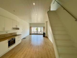 <p>Instapklaar en lichtrijk appartement te Wondelgem. In de omgeving bevinden er zich tal van commerciële handelszaken, eetgelegenheden, scholen en supermarkten. Het openbaar vervoer is zeer toegankelijk, alsook is er een vlotte verbinding met de fiets of de wagen richting Gent-Centrum. Kortom, een toplocatie!<br /><br />Het appartement bevindt zich op de eerste verdieping in een kleinschalig gebouw. Er is een lichtrijke woonkamer met open, geïnstalleerde keuken. Aansluitend is er de badkamer met inloopdouche, lavabo en toilet. Op de verdieping zijn nog twee slaapkamers aanwezig. </p><p>Op het gelijkvloers bevindt zich bovendien een privatieve berging/fietsenstalling.<br /><br /><strong>Onmiddellijk beschikbaar.</strong><br />Geen gemeenschappelijke kosten.<br /><br />Een bezoek kan uitsluitend via onze website aangevraagd worden: https://www.vastgoeddevos.be/te-huur, klik het pand aan en klik vervolgens op "maak een afspraak". </p>