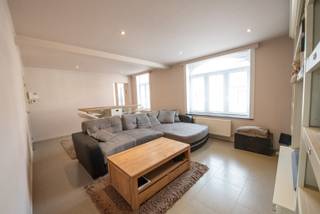 Dit knus appartement op de eerste verdieping is gelegen te Zulte. Het appartement heeft volgende indeling: living, aparte keuken, ruime...