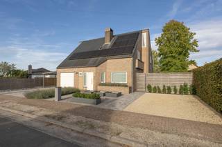 <strong>KIJK/KOOPDAG OP ZATERDAG 31 OKTOBER VAN 10 u - 14 u. Schrijf je vlug in op onze website! <br /><br />BIEDEN VANAF 415.000 €</strong><br /><br />Instapklaar en energiezuinig wonen met ruimte, privacy en een verzorgde tuin.<br /><br />In een residentiële omgeving in Wielsbeke vind je deze uitstekend onderhouden open bebouwing op een perceel van 601 m². De woning heeft 3 slaapkamers met apparte bureauruimte, een inpandige garage, carport en een mooie aangelegde volledig afgesloten tuin. Deze parel biedt een aangename combinatie van wooncomfort en buitenruimte.<br /><br />De lichtrijke leefruimte sluit aan op een aparte, geïnstalleerde keuken. Verder beschikt de woning over 3 slaapkamers, bureauruimte, een badkamer en twee toiletten. Op het gelijkvloers is er een bijkomende wasgelegenheid met douche en lavabo. De kelder en ruime zolder zorgen voor praktische bergruimte.<br /><br />Ook buiten is alles met zorg aangelegd. De volledig omheinde tuin biedt veel privacy en beschikt over drie terrassen, een vijver, tuinverlichting en een ruim tuinhuis. Hier vind je op verschillende momenten van de dag een fijne plek om te ontspannen. Naast de inpandige garage is er een carport en meerdere parkeerplaatsen op het perceel.<br /><br />De woning werd gebouwd in 1991 en gerenoveerd in 2012. PVC ramen met hoogrendementsbeglazing, dak- en vloerisolatie, centrale verwarming op aardgas, een aanvullende pelletkachel en zonnepanelen (15 stuks) dragen bij aan het wooncomfort. Een regenwaterput van 10.000 liter maakt het geheel compleet.<br /><br />Met een bruikbare vloeroppervlakte van 182 m² en een energiescore van 185 kWh/m²/jaar behaalt de woning label B. Het asbestattest vermeldt een asbestveilige toestand.<br /><br />Op zoek naar een verzorgde, instapklare woning met een aangename tuin en heel wat praktische ruimte? Leg snel een bezoekmoment vast via onze website <strong>EN GENIET NOG VAN HET 2% VERKOOPRECHT TOT EIND DIT JAAR !! (bij aankoop eerste en enige woning en om te bewonen).</strong>
