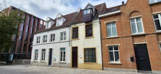 Brugge centrum: deze woning is gelegen tussen het Zand en het Beursplein, op wandelafstand van het station. Indeling gelijkvloer: inkom, toilet, living, open keuken en terras met berging. Zithoek/bureau op tussenverdieping. Op eerste verdieping: 2 grote slaapkamers en badkamer. Op tweede verdieping grote zolderkamer met aansluitend mooi dakterras. Onder de tussenverdieping is een praktische kelder/berging voor onder andere wasmachine. Daar staat ook de recente CV-ketel. De woning biedt groot potentieel, is stevig gebouwd en vraagt enkel een lichte opfrissing wegens verhuurd tot op heden. Doch met relatief beperkte kosten is de woning direct instapklaar. EPC attest label C score 226 kWh/m2. Op zoek naar een pand voor verhuring? Daarvoor is deze woning ook zeer geschikt (verhuurbaar aan minstens 900 euro/maand). <br /><br />Ben je op zoek naar een stevig gebouwde woning die je vlot naar je eigen hand kunt zetten? Dit verrassend ruime pand biedt de perfecte basis. Dankzij de uitstekende structuur en een gunstig EPC, vraagt het huis slechts een lichte opfrissing om te transformeren tot jouw droomthuis!<br />Wenst u een bezoek? Bel 050/70 70 00 of 0475/812 810