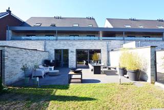 INDELING APPARTEMENT:<br />- GELIJKVLOERS: Inkomhal en gastentoilet, woonkamer (8,90 x 5,00 m) met groot schuifraam dat uitgeeft op het terras (8,00 x 6,00 m) en de volledig omsloten tuin (50m²), open keuken (4,00 x 3,40 m) voorzien van vitro-keramisch fornuis, rvs afzuigkap, rvs spoelbak, vaatwasmachine, oven en koelkast, berging/wasplaats (3,64 x 2,46 m) met uitgietbak en plaats voor wasmachine en droogkast. Nachthal, slaapkamer 1 (3,80 x 3,50 m), slaapkamer 2 (5,15 x 2,46 m), badkamer (3,34 x 2,46 m) met inloopdouche, dubbele wastafelmeubel en sierradiator.<br />- KELDERVERDIEPING: Twee ruime parkeerplaatsen en grote kelderberging (3,80 x 3,73 m). De kelderverdieping is bereikbaar via automatische sectionale poort.<br /><br />BIJKOMENDE INFORMATIE:<br />- Ramen: Aluminium ramen met dubbele beglazing. <br />- Verwarming: CV-aardgas. <br />- EPC: 36 kWh/m² - Label: A.<br />- Vloeren: Moderne vloertegel in alle ruimtes.<br />- De tuin is volledig omsloten en toegankelijk via een zijpoortje. <br />- Bijna Energie Neutraal appartement voorzien van zonnepanelen. Lage energiekosten.<br />- Gemeenschappelijke kosten: 75,- EUR/maand.<br />- Beschikbaar vanaf 01/10/2026.