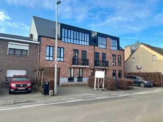 Centraal gelegen, ondergrondse, autostaanplaats. Gevestigd in een modern, goed onderhouden en rustig project.