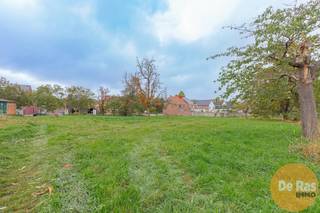 Op zoek naar een bouwgrond op een centrale locatie? Deze mooie grond langs de Reymeersstraat in Lede biedt je de perfecte kans om jouw droomwoning te realiseren.<br /><br />De ligging is ideaal: de verbindingsweg tussen Lede en Oordegem, op wandelafstand van het centrum van Lede en in de directe nabijheid van winkels, scholen en openbaar vervoer. Dankzij de vlotte aansluiting op de Gentsesteenweg (Aalst–Gent) en de E40 (slechts 3 km) geniet je van een uitstekende bereikbaarheid richting Gent, Aalst en Brussel.<br /><br />Bouwvoorschriften in een notendop:<br /><br />Halfopen bebouwing<br /><br />Bouwdiepte: 18 m (gelijkvloers) en 12 m (verdieping)<br /><br />Bouwvrije strook: 3 m<br /><br />Max. kroonlijsthoogte: 6 m bij hellend dak of 6,6 m bij plat dak<br /><br />Een unieke kans om te bouwen in een gegeerde en goed bereikbare buurt!