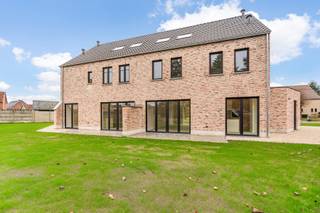 Stijlvolle en energiezuinige nieuwbouwwoning op toplocatie in Tessenderlo!Deze prachtige nieuwbouwwoning van 186 m² werd ontworpen met oog voor...