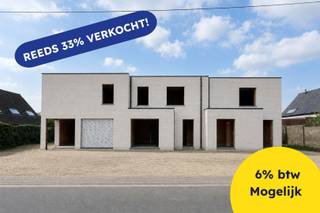 In de Zomerloosstraat in Gistel vinden we deze halfopen nieuwbouwwoning met een grondoppervlakte van 425 m² en 3 slaapkamers. Deze woning is als volgt ingedeeld: inkomhal met apart toilet, ruime leefruimte, open ingerichte keuken, ruime berging. Op het eerste verdiep zijn er 3 slaapkamers, badkamer, extra bergruimte en apart toilet. Genieten kan je in de tuin en er is ook een carport in de prijs inbegrepen. <br /><br />Het betreft een nieuwe verkaveling van Residentie Vastgoed bestaande uit 3 loten bestemd voor halfopen en gesloten bebouwingen. De percelen worden gekenmerkt door hun ruime oppervlaktes van 261 m² tot 429 m². Gelegen vlakbij vrijetijdscentrum Zomerloos en het stadscentrum van Gistel. Gistel is een bruisende en levendige stad in West-Vlaanderen en heeft een uitgebreid handelscentrum met tal van supermarkten, bakkers, beenhouwers, restaurants, boetieks, tuincentra, etc. De site zelf is vlot bereikbaar met het openbaar vervoer, daar we er op zo’n 350 meter een bushalte vinden. <br /><br />Ref. OU25964<br /><br />Voor meer uitleg maken wij graag met u een afspraak voor een persoonlijk gesprek! Tot binnenkort? Residentie Vastgoed<br /><br />Vraag gerust naar ons lastenboek en een duidelijke prijsraming op kantoor.<br /><br />Dit ontwerp is in omgevingsaanvraag ingediend bij de stad Gistel en is onder voorbehoud in afwachting van het verlenen van een stedenbouwkundige vergunning. Verkopen kunnen nog niet worden gerealiseerd, een reservatie maken van woningen is mogelijk, dit in afwachting van een goedgekeurde omgevingsvergunning die niet meer vatbaar is voor enig bouwberoep.<br /><br />Residentie Vastgoed treedt niet op als bemiddelaar maar als verkoper van het onroerend goed