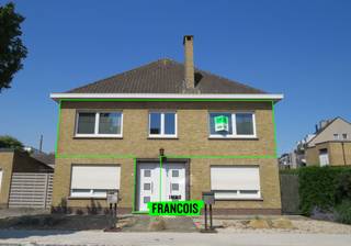 Op de bovenste verdieping van dit appartementsgebouw, die gelegen is in een rustige straat, treffen we dit appartement met 2 slaapkamers aan. Deze uitstekende locatie geniet de nabijheid van het openbaar vervoer, het Brugse centrum en verschillende winkels op fiets en wandelafstand.<br /><br />Eenmaal we het appartement betreden, komen we terecht in de inkomhal met badkamer voorzien van een wastafel en douche. in de hal heb je een apart toilet.<br /><br />Vervolgens komen we binnen in de leefruimte met afzonderlijke keuken. Deze is volledig uitgerust met vaatwas, kookplaat, dampkap, oven, frigo en gootsteen. via de inkomhal ontdekken we de eerste slaapkamer, deze kan ook dienen als bureauruimte. vervolgens komen we in de 2de ruimere slaapkamer met zicht op de straat. Bovendien heeft dit appartement nog een ruime zolder.<br /><br />Bent u op zoek naar rust en comfort, dan is dit appartement iets voor u.<br /><br />Aarzel niet om contact met ons op te nemen om een bezoek in te plannen.<br /><br />