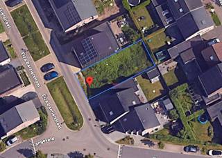 <p>Bent u op zoek naar de ideale locatie om uw droomwoning te realiseren in de omgeving van Gent? Dan is deze bouwgrond gelegen in de Elza Darcielstraat in het rustige en gegeerde Wondelgem absoluut een opportuniteit. De bouwgrond van 250m2 heeft een perceelbreedte van ca. 10 meter en een diepte van ca. 25 meter.<br /><br />Bouwvoorschriften: <br />- Halfopen bebouwing<br />- bouwbreedte: 7 meter<br />- bouwdiepte: 12 meter <br />- maximale kroonlijsthoogte: 7 meter<br /><br />Deze bouwgrond van situeert zich in een residentiële en kindvriendelijke woonwijk, gekenmerkt door een aangename mix van recente woningen en gezinsvriendelijke bebouwing. De straat en omgeving staan bekend om hun rustige karakter, terwijl u toch geniet van een uitstekende bereikbaarheid en nabijheid van alle nodige voorzieningen.<br /><br />Ook qua mobiliteit scoort deze ligging sterk: met vlotte verbindingen naar belangrijke invalswegen en voldoende parkeermogelijkheden in de buurt, bent u steeds snel onderweg. In de straat zelf geldt bovendien een gunstige parkeersituatie met ruime mogelijkheden in de omgeving.<br /><br />Extra troeven van deze bouwgrond:<br /><br />- Rustige en groene woonomgeving<br />- Ideaal voor een gezinswoning op maat<br />- Nabij centrum Gent en belangrijke verbindingswegen<br />- Goede bereikbaarheid en voorzieningen in de buurt<br />- Gelegen in een evoluerende en aantrekkelijke woonzone<br /><br />Voor meer info en/of een bezoek contacteer Andreas 0472 61 00 00</p>