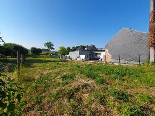 Te koop, prachtig gelegen bouwgrond op een uiterst rustige ligging op de grens van Galmaarden en Geraardsbergen<br /><br />Gelegen tussen de <strong>CONGOBERG</strong> en de <strong>BOSBERG </strong>vinden we deze bouwgrond met een <strong>TOTALE OPPERVLAKTE VAN 565 m²</strong>. Verder geniet deze grond een gunstige <strong>ZUID OOST GERICHTE ORIËNTATIE! </strong>Deze biedt u de mogelijkheid voor het optrekken van een <strong>HALF OPEN BEBOUWING</strong> met <strong>TWEE VOLWAARDIGE BOUWLAGEN </strong>en mogelijkheid tot een bijgebouw en/of <strong>GARAGE. </strong>Dankzij de ligging in <strong>STILTEGEBIED</strong>, kan u genieten van de ultieme rust. <br /><br /><br />Enkele belangrijke parameters:<br /><br />Straatbreedte:  10.83 m<br />Diepte perceel: 50.23 m<br />Totale oppervlakte: 565 m²<br />Kroonlijsthoogte: 6 m<br /><br /> 