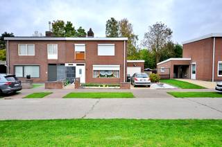 Cette charmante maison semi-ouverte des années 70, située dans un quartier résidentiel calme, offre une excellente opportunité...