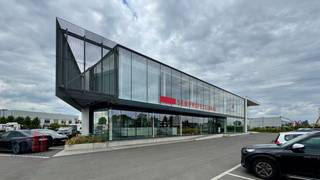 Representatief en uitstekend uitgerust <strong>bedrijfsgebouw van 2.210 m² te huur, strategisch gelegen langs de Boomsesteenweg (A12)</strong>. Deze eigentijdse bedrijfsruimte combineert functionaliteit met uitstraling, ideaal voor bedrijven die zichtbaarheid, bereikbaarheid én comfort wensen.<br /><br />Het bedrijfsgebouw omvat een <strong>magazijn van +/- 800 m²</strong> met een vrije hoogte van 7 meter, ruime <strong>gelijkvloerse ruimtes van ongeveer 693 m² met grote raampartijen</strong> — perfect inzetbaar als showroom of kantoor — en een bijkomende <strong>kantoorruimte op de eerste verdieping van +/- 717 m².</strong> <br />Het gebouw is voorzien van diverse vergaderzalen, sanitair op elk niveau én in het magazijn, een kitchenette met polyvalente ruimte, ingebouwde kasten, ruimte voor twee silent offices en rustgevende patio’s. Voor een optimaal binnenklimaat is elke ruimte individueel voorzien van airconditioning (Daikin), vloerverwarming én een luchtzuiveringssysteem.<br /><br />Op het terrein bevinden zich <strong>23 private parkeerplaatsen</strong>, waarvan 4 uitgerust met laadpalen (300 kW).<br /><br /><strong>Beschikbaar vanaf 01/12/2025</strong>.<br /><br />Contacteer <strong>PANORAMA B2B</strong> voor bijkomende inlichtingen, plannen of een vrijblijvend plaatsbezoek op het nummer <strong>03 225 03 03</strong>.