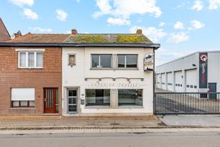 Deze te renoveren gezinswoning beschikt momenteel over 2 slaapkamers, met de mogelijkheid om een derde kamer te creëren. Daarnaast is er een...