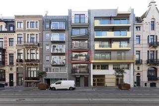 Residentie Yolande is een exclusieve nieuwbouwresidentie met slechts 5 stijlvolle appartementen, dit appartement met 1 slaapkamer is gelegen op de tweede verdieping vlakbij de zeedijk van Oostende. Hier woon je op een unieke locatie waar je de zee al vanaf je terras kunt ruiken! De residentie ligt in de rustige maar centrale Koningsstraat, dicht bij alles wat Oostende te bieden heeft. Of je nu wilt genieten van een wandeling langs de Venetiaanse Gaanderijen of wilt ontspannen in het bruisende stadscentrum, alles ligt binnen handbereik. Elk appartement is ontworpen met oog voor comfort en stijl. Je beschikt over een ruime, open leefruimte met een volledig geïnstalleerde keuken en een praktische berging. Daarnaast is er een moderne badkamer en een afzonderlijk toilet, wat bijdraagt aan jouw dagelijkse gemak. Dit is een zeldzame kans om jouw droomwoning te realiseren in een van de meest begeerde locaties van Oostende!