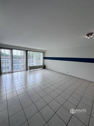 <p><span>Goed gelegen appartement van 100m² met 2 slaapkamers op de derde verdieping. </span></p><p><span> </span></p><p><span>Dit ruime 2-slaapkamer appartement combineert de luxe van gelegen te zijn nabij het centrum, de nodige verbindingswegen naar Brussel, Mechelen en Antwerpen, alsook de nabijheid van scholen en allerhande winkels met een zeer rustige locatie. Zo hebt u simpelweg het beste van beide werelden op een centrale ligging met een uitstekende mobiliteit.</span></p><p><span> </span></p><p><span>Indeling:</span></p><p><span>- Leefruimte van 31m</span><span>²</span><span> op tegels met doorgang naar het terras vooraan op steen. </span></p><p><span>- Keuken van 7m² op tegels voorzien van een elektrische kookplaat, dubbele lavabo, wasmachine en een koelkast.</span></p><p><span>- Twee slaapkamers van 10m</span><span>²</span><span> & 16m</span><span>²</span><span> op tegels.</span></p><p><span>- Badkamer van 5m</span><span>²</span><span> op tegels voorzien van lavabo, ligbad met sproeikop. </span></p><p><span>- Apart toilet met wastafel op tegels.</span></p><p><span>- Aparte berging/dressing/bureau van 9m². </span></p><p><span> </span></p><p><span>Extra:</span><span> </span></p><p><span>- privéberging in garages op gelijkvloers.</span></p><p><span>- Vaste kosten </span><span>€80</span><span> (</span><span>syndicus, onderhoud lift, poetsen wekelijks van de gemene delen, waterverbruik privaat + gemeenschappelijk, gemeenschappelijk onderhoud, ledigen septische putten</span><span>). </span></p><p><span>- Gunstige EPC: 116.</span></p><p><span>- Dichtbij openbaar vervoer en parken. </span></p><p><span>- Voor heel ons aanbod of een gratis schatting ga naar www.hansimmo.be of neem contact op met 03/290.30.30 of vraag het aan uw persoonlijke makelaar.</span></p><p><span> </span></p><p><span> </span></p><p><span> </span></p>