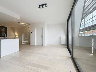 Indeling: <br /><br />Gelijkvloers: <br />- Inkomhal (4 m²) met toegang tot de lift<br /><br />Eerste verdieping: <br />- Slaapkamer 1 (9 m²) met lavabo<br />- Slaapkamer 2 (16 m²) met inloopdouche <br />- Apart toilet<br />- Terras (3 m²)<br /><br />Tweede verdieping: <br />- Woonkamer (30 m²) <br />- Open keuken (20 m²) voorzien van keramische kookplaat, combi oven, frigo met diepvriesvakje, vaatwasser en enkele spoelbak<br />- Terras (11 m²)<br /><br />Derde verdieping: <br />- Badkamer (6 m²) voorzien van ligbad, dubbele lavabo en aansluiting voor de wasmachine<br />- Slaapkamer 3 (13 m²)<br />- Slaapkamer 4 (15 m²) <br />- Apart toilet <br /><br />Algemeen: <br />- Huurprijs: € 1.250,00/maand<br />- Eventueel garagbox bij te huren<br />- Onmiddellijk beschikbaar <br /><br />De snelste manier om een bezoek te brengen aan dit pand? Vraag je bezoek aan via de roze knop op onze website (www.dewaele.com) en je wordt gecontacteerd door onze verhuurexpert Broes.<br /><br />Telefonisch kunnen er geen afspraken gemaakt worden. Bij andere vragen kun je ons telefonisch contacteren via 050 444 999.<br /><br />Deze AI-visualisaties zijn bedoeld als inspiratie. Er werd geen rekening gehouden met technische specificaties, stedenbouwkundige voorschriften of de concrete mogelijkheden tot realisatie.