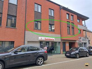<p><span>Aangenaam, energiezuinig 2 slaapkamer appartement gelegen <br />pal in het centrum van Borgloon.</span></p><p><span> </span></p><p><span>Het appartement is gelegen op de eerste verdieping. Er is een lift in het gebouw.<br />De huurprijs is </span><span>inclusief</span><span> een ondergrondse autostaanplaats en een kelderberging.</span></p><p><span>Zowel de autostaanplaats alsook de kelderberging werden voorzien van een stopcontact.</span></p><p><span> </span></p><p><span>Via de ruime leefruimte treft men aansluitend het keuken-gedeelte.</span></p><p><span>In de keuken zijn volgende toestellen voorzien: koelkast met diepvriesvak, combi-oven en </span></p><p><span>een keramische kookplaat met dampkap.</span></p><p><span>Volgend op de keuken treft men de praktische wasberging, voorzien van een waterontkalker.<br /><br /></span></p><p><span>Via de nachthal kan men de 2 slaapkamers, de badkamer en het apart toilet bereiken.</span></p><p><span>De badkamer werd voorzien van een lavabo met meubel en een douche.</span></p><p><span>De slaapkamers zijn voorzien van inbouwkasten.</span></p><p><span> </span></p><p><span>Het appartement is instapklaar en voorzien van gordijnen en lichtarmaturen.</span></p><p><span> </span></p><p><span>In de gemeenschappelijke inkomhal is er camerabewaking wat een veilig gevoel</span></p><p><span>kan bieden aan de bewoners.<br /><br /></span></p><p><span>Algemene informatie:</span><span><br />Huurprijs: 750 euro/maand<br />Algemene onkosten: 60 euro/maand</span></p><p><span>vrij vanaf: onmiddellijk</span></p><p><span>Huisdieren: niet toegelaten</span></p><p><span>EPC-waarde: 88 kWh/m²</span></p>