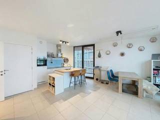 In de Residentie Nieuw Brugge III vindt u dit lichtrijk en recent appartement.<br /><br />De open leefruimte vormt het kloppend hart van het appartement, met een naadloze overgang naar de volledig uitgeruste keuken en een royaal hoofdterras. Rust vindt u in de ruime master bedroom. De tweede kamer biedt flexibiliteit als bureau of hobbykamer. <br /><br />De badkamer is uitgerust met een moderne inloopdouche, een badkamermeubel met spiegel en een handdoekverwarmer, zodat comfort en praktisch gebruik hand in hand gaan. <br /><br />Het appartement beschikt bovendien over een praktische berging, waar alle technische installaties verborgen zijn en waar aansluitingen voorzien zijn voor wasmachine en droogkast.<br /><br />Verder beschikt de residentie ook over een gemeenschappelijk fietsenberging.<br /><br />Indeling:<br /><br />2°V.: Inkomhal - slaapkamer 1 - badkamer - slaapkamer 2 - woonkamer met open keuken - berging - apart toilet - terras<br /><br />Algemeen<br />- huurprijs: € 875,00/maand + € 75,00/maand (algemene kosten)<br />- beschikbaar vanaf 01/01/2027<br /><br />De snelste manier om een bezoek te brengen aan deze woning? Vraag je bezoek aan via de roze knop op onze website (www.dewaele.com) en je wordt gecontacteerd door onze verhuurexpert.