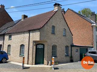 EERSTE BEZOEKDAG ZATERDAG 04/07 VAN 14U TOT 16U (enkel op afspraak!) <br /><br />AAIGEM – In het landelijke Aaigem vinden we deze charmante starterswoning, ideaal voor wie op zoek is naar een betaalbare en praktische thuis. De woning verrast met een ruime leefruimte en een functionele indeling die perfect aansluit bij het dagelijks comfort.<br /><br />Op het gelijkvloers kom je binnen in de ruime living, die mooi doorloopt naar de aansluitende keuken. Verder bevinden zich hier een douchekamer, een apart toilet, een handige wasplaats en een inpandige garage, een absolute troef in deze prijsklasse.<br />Op de eerste verdieping zijn er twee volwaardige slaapkamers, ideaal als master bedroom en kinderkamer, bureau of hobbyruimte.<br /><br />Kortom: een betaalbare, instapklare woning op een topligging, perfect als eerste woning of als interessante investering. Voor meer info of bezoek 053/60.65.60<br /><br />De vermelde prijs is een richtprijs. Na ontvangst van de biedingen zal de verkoper beslissen of hij/zij de eigendom verkoopt aan het beste bod. De richtprijs is aldus niet bindend voor de verkoper. Voor meer info kunt u ons contacteren of het reglement raadplegen op onze website.