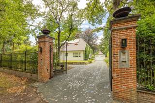 NIVEAU -1Wijnkelder.Bergkelder.Kruipkelder.NIVEAU 0Inkomhal.Leefruimte 60m² op eiken parket met openhaard.Keuken 22m².Nachthal, voorzien van...