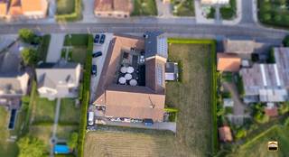 Unieke horecazaak met luxe B&B en privéwoning in volledig gerenoveerde vierkantshoevemet ruim perceel bouwgrond.*EPC C * ASBESTVEILIG ! DE ZAAK...